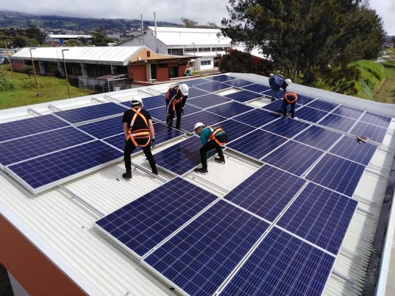 Instalacion-paneles-solares-para-universidades